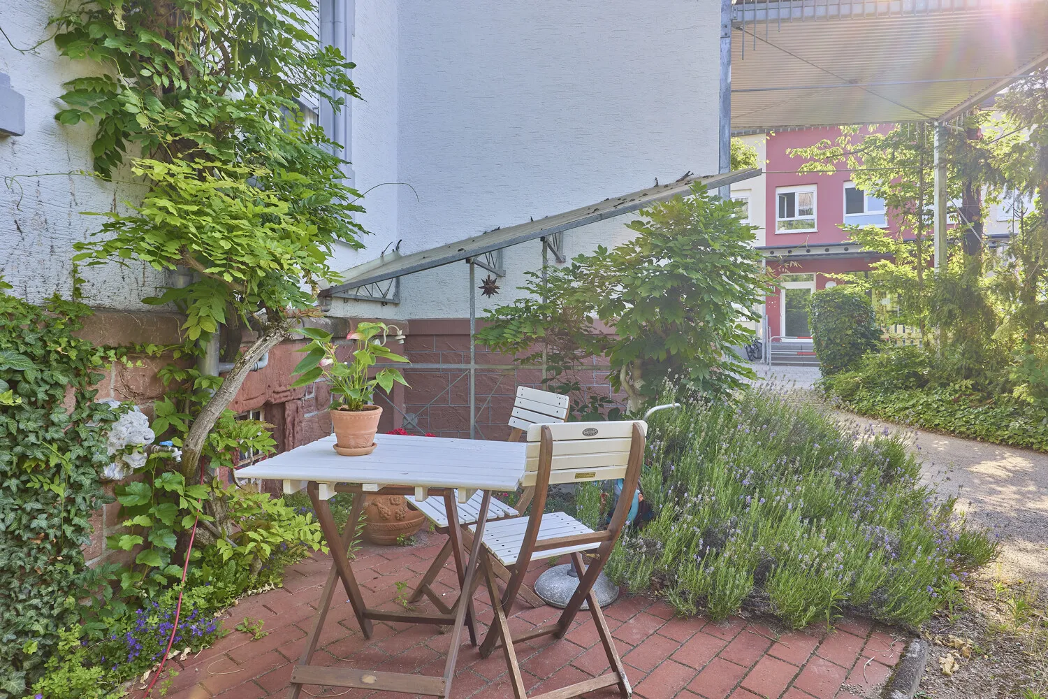 Gemütlicher Sitzplatz hinter dem Haus