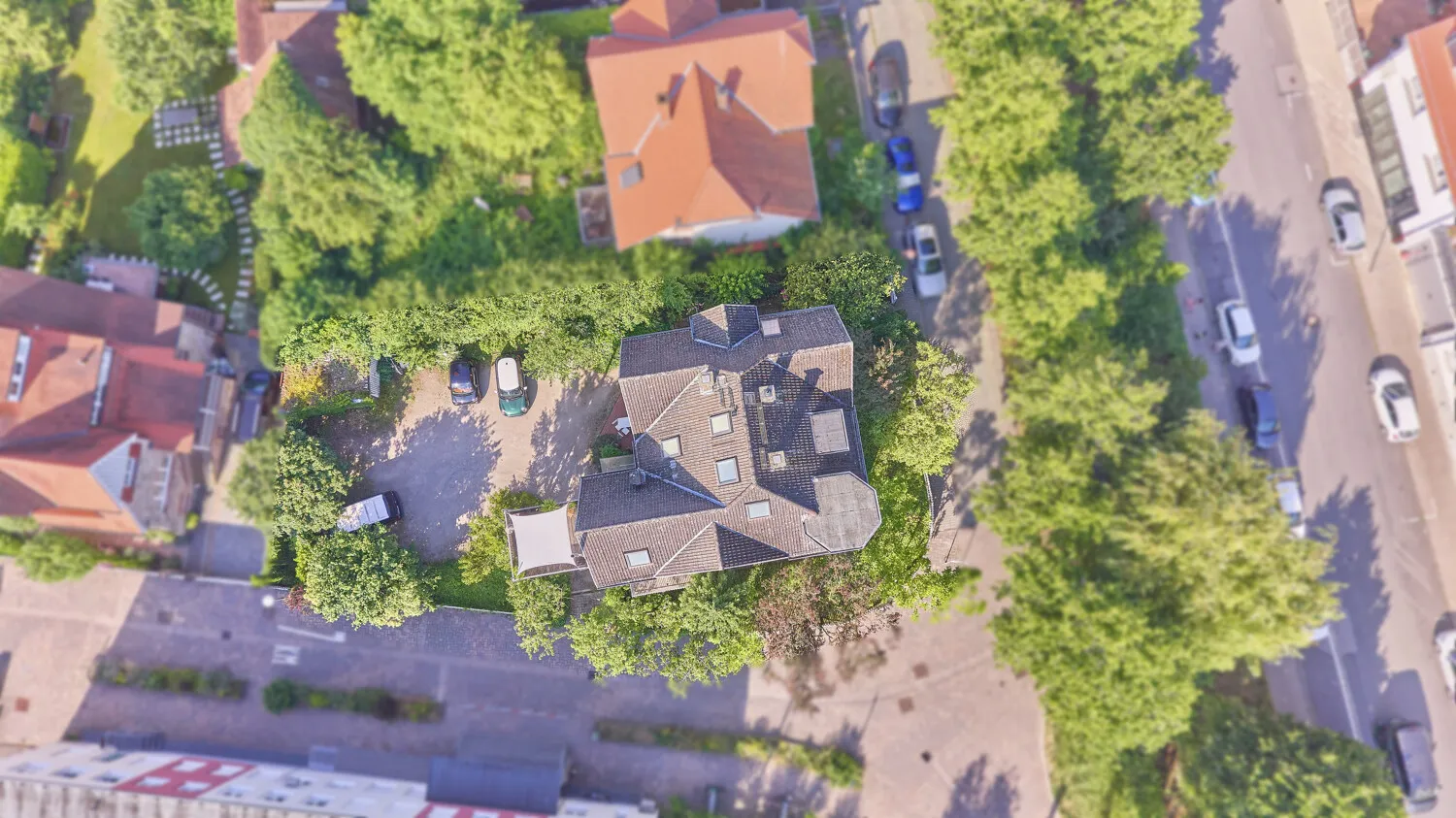 Blick zur Villa mit Grundstück