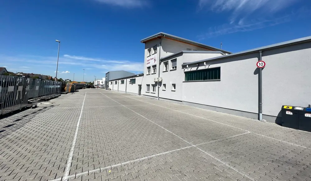 Blick zum Bürogebäude