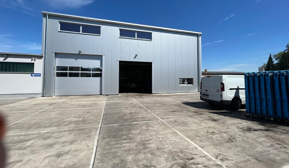 Moderner Hallenkomplex