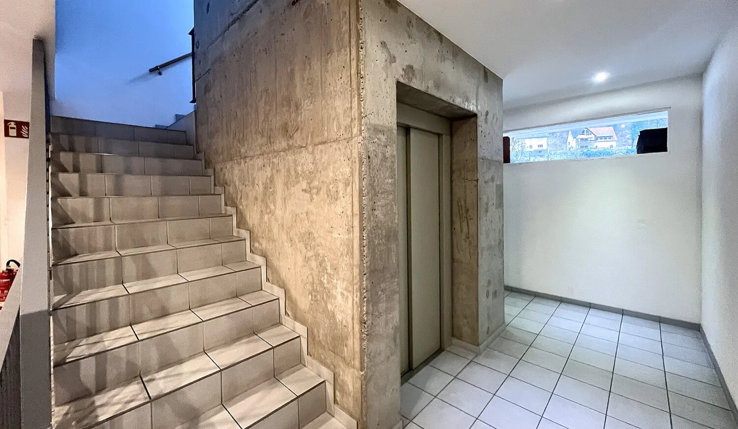 Gepflegter Zugang mit Aufzug