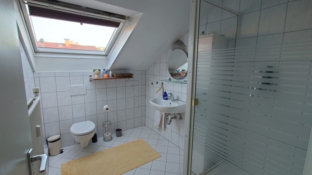 Zeitloses Duschbad im Dachgeschoss