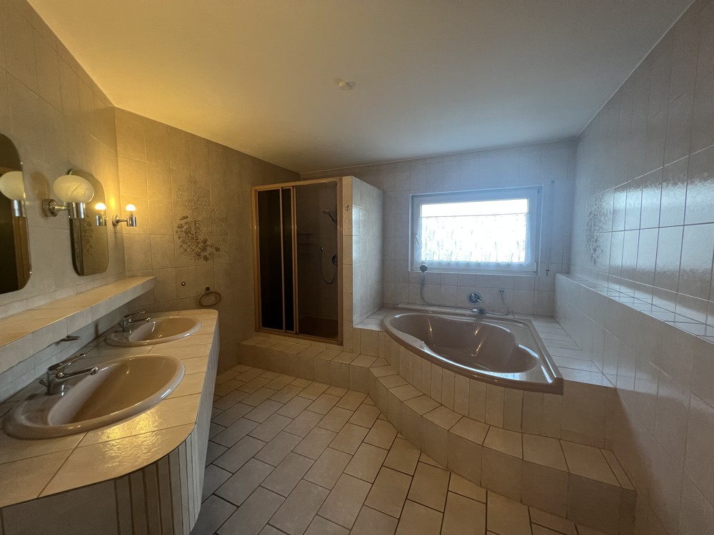 Badezimmer mit Wanne und Dusche