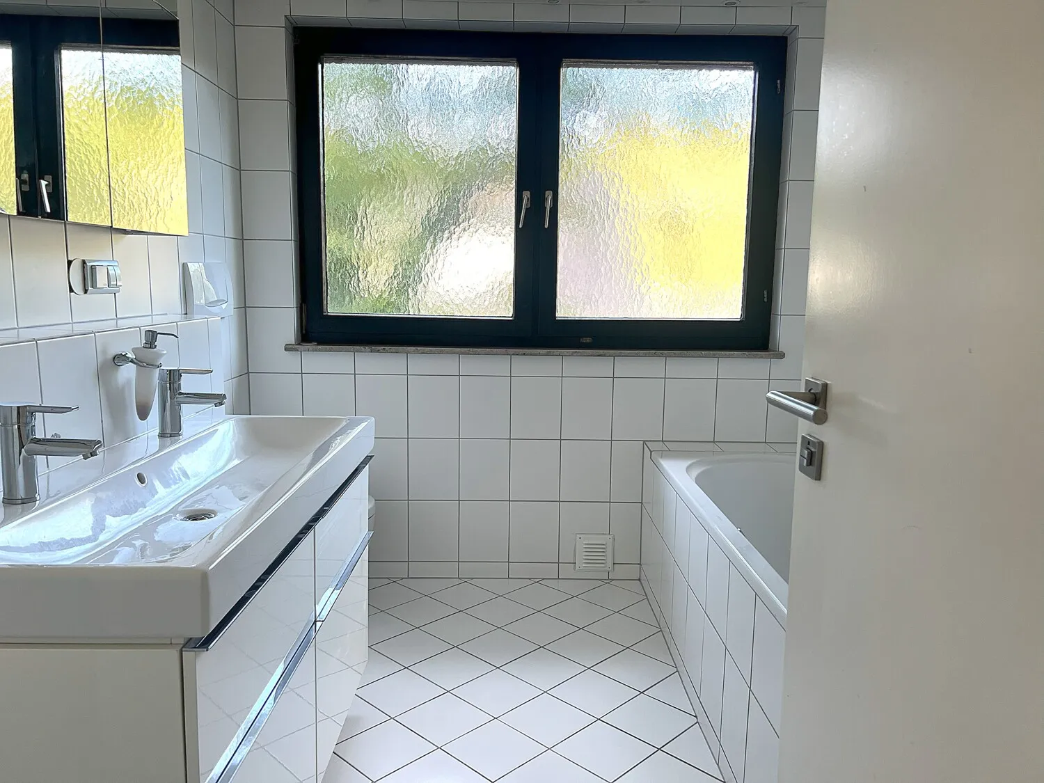 Tageslichtbad mit Wanne und Dusche