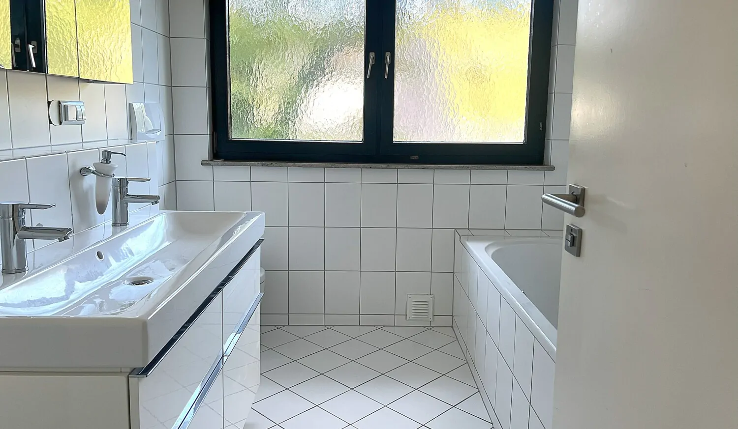 Tageslichtbad mit Wanne und Dusche