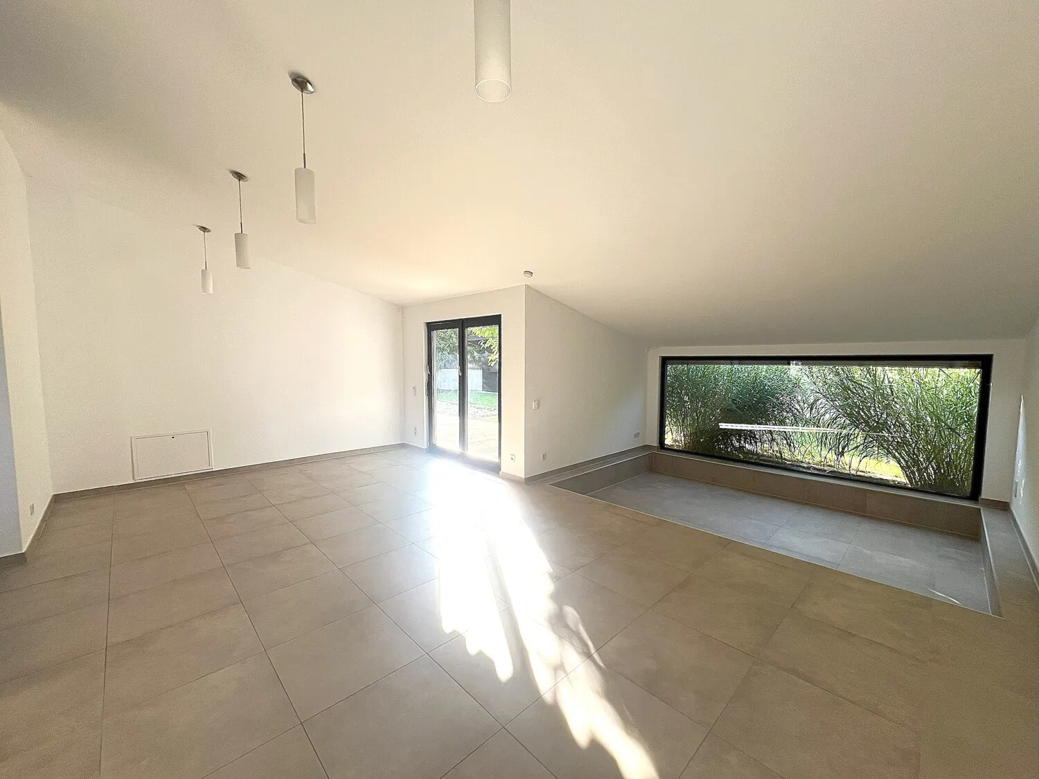 Lichtdurchfluteter Wohnbereich mit Zugang in den Garten