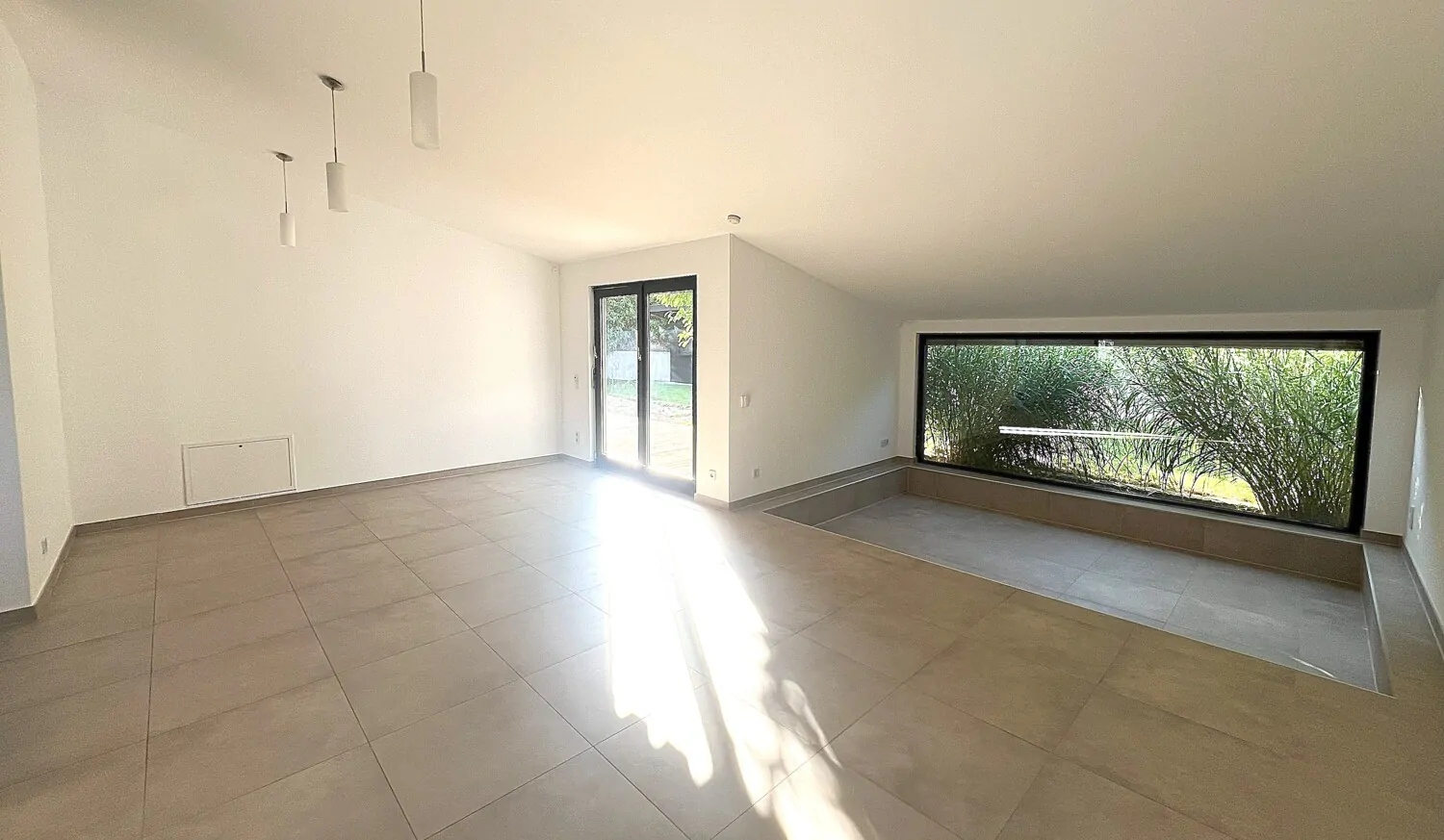 Lichtdurchfluteter Wohnbereich mit Zugang in den Garten