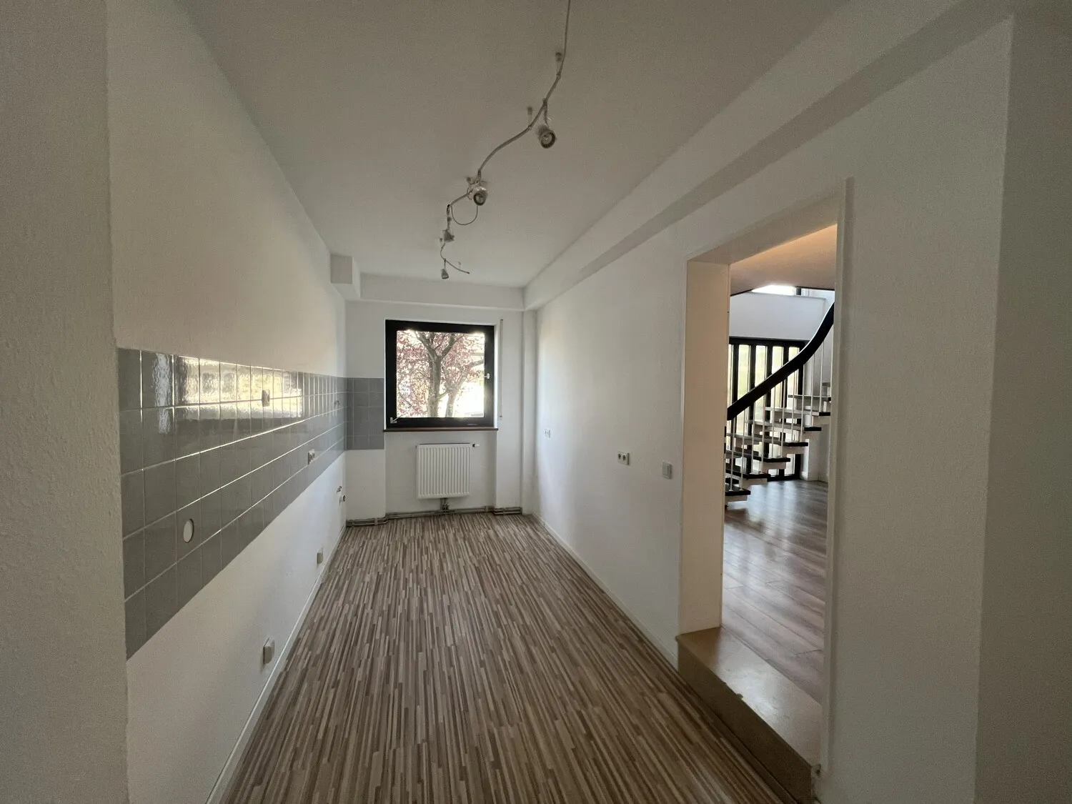 Blick zur Küche in der Einliegerwohnung