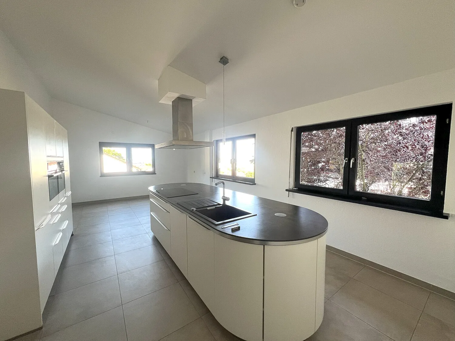 Blick zum Küchen- und Essbereich