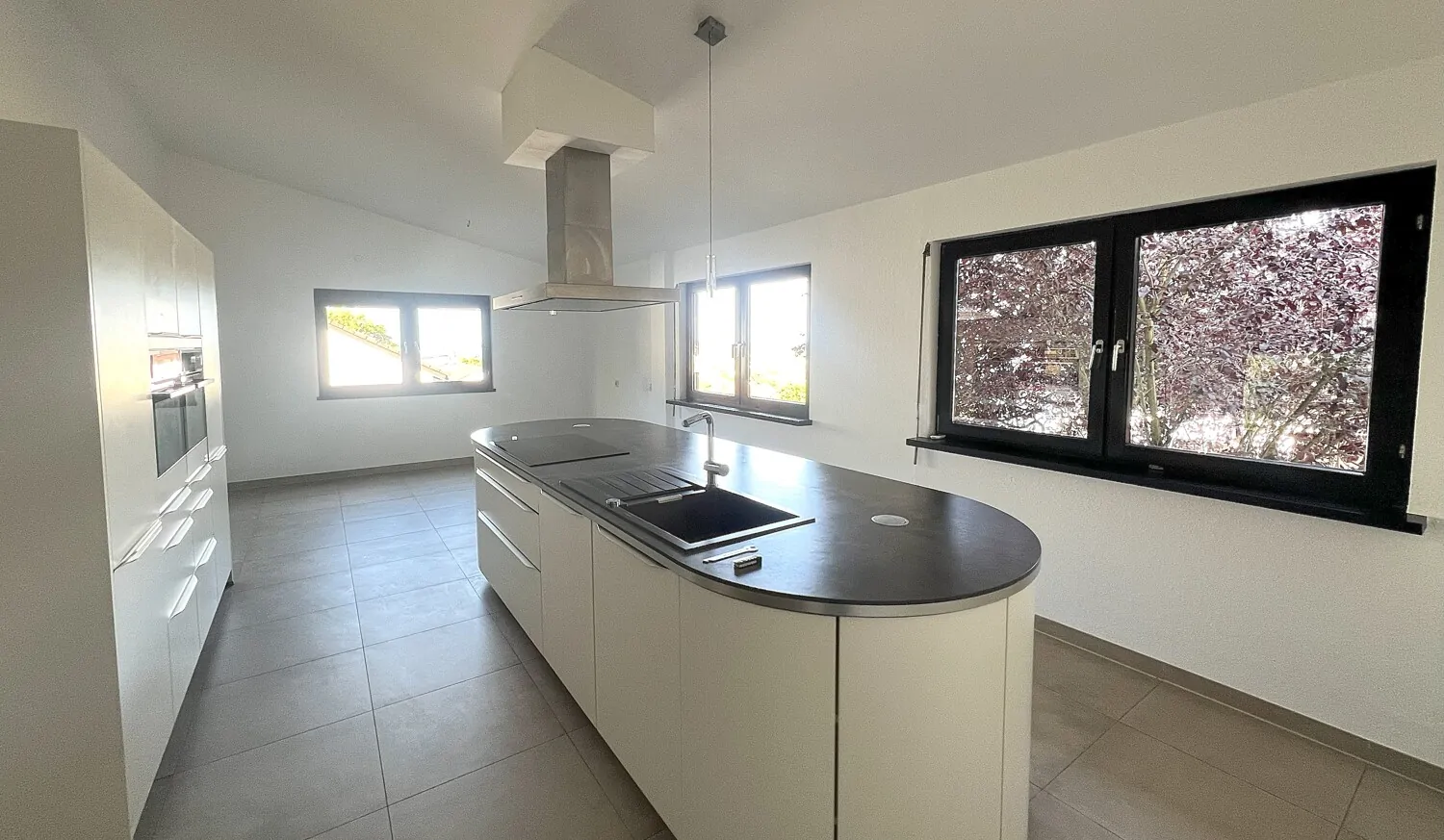 Blick zum Küchen- und Essbereich