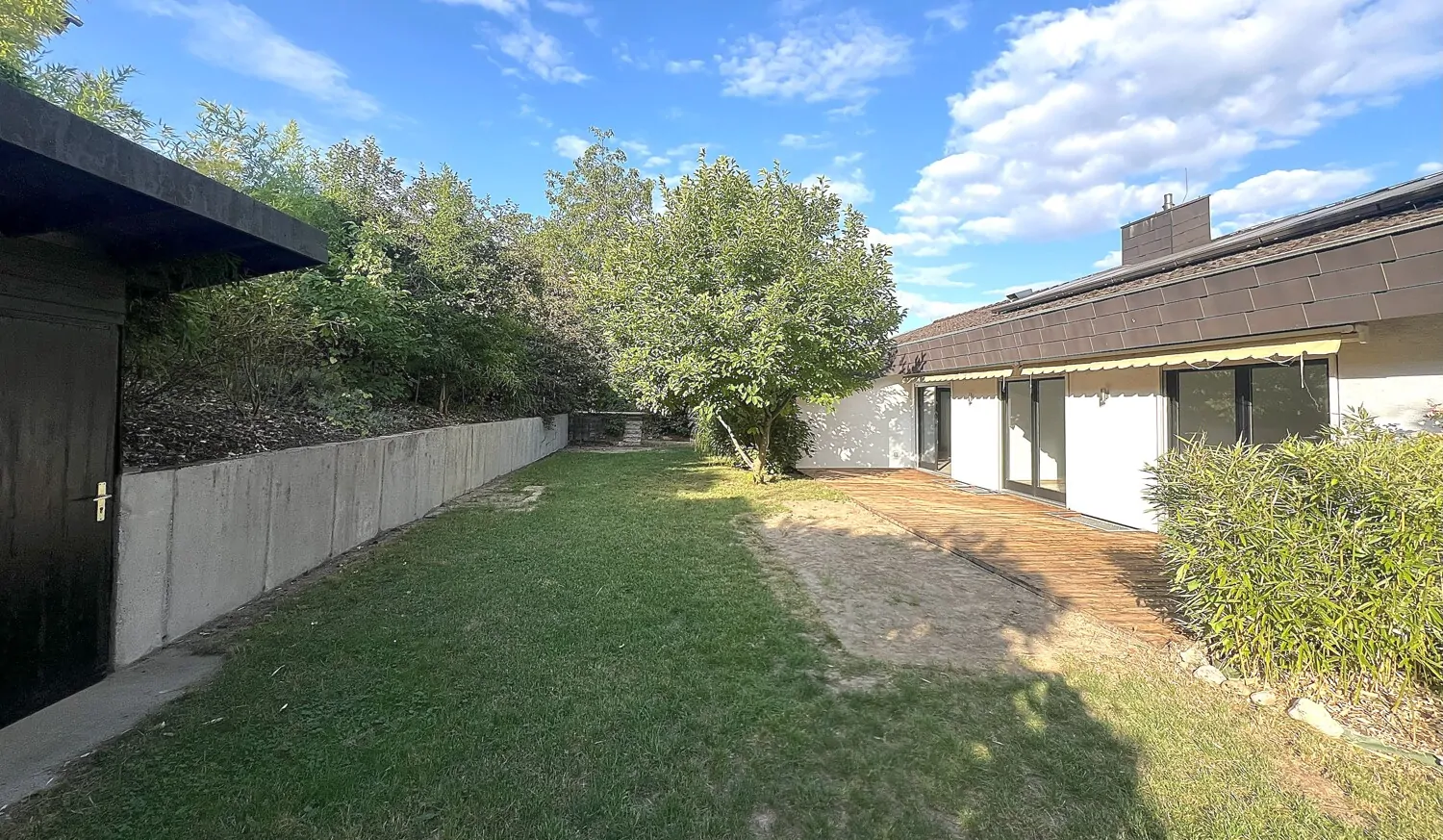 Uneinsehbarer Garten mit Blick zur Terrasse