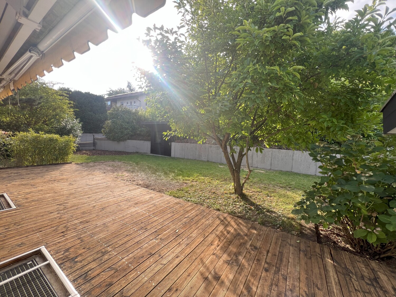 Terrassenbereich mit Blick in den gepflegten Garten