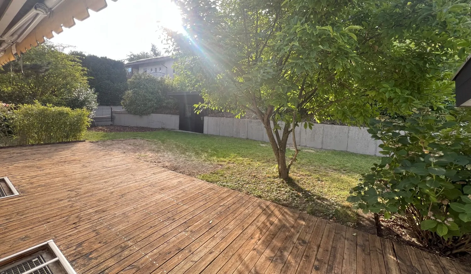 Terrassenbereich mit Blick in den gepflegten Garten