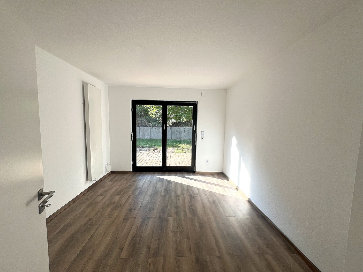 Kinderzimmer mit bodentiefem Fenster zum Garten