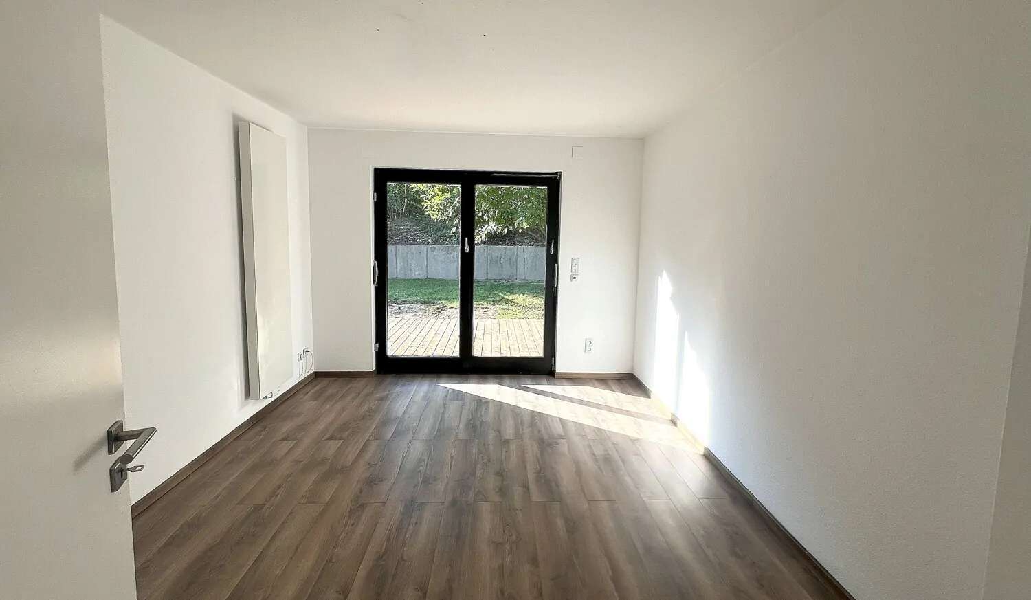 Kinderzimmer mit bodentiefem Fenster zum Garten