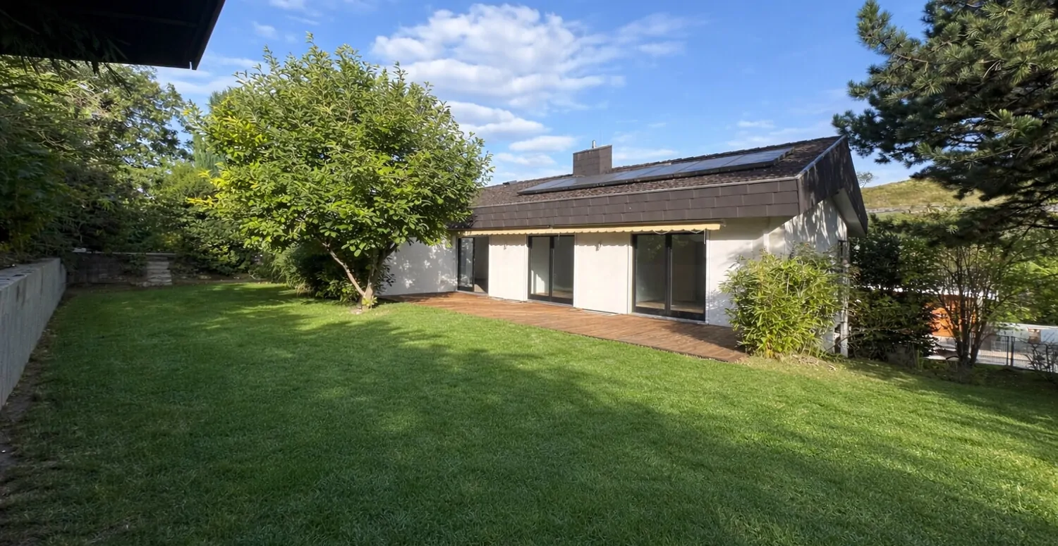 Uneinsehbarer Garten mit Blick zur Terrasse