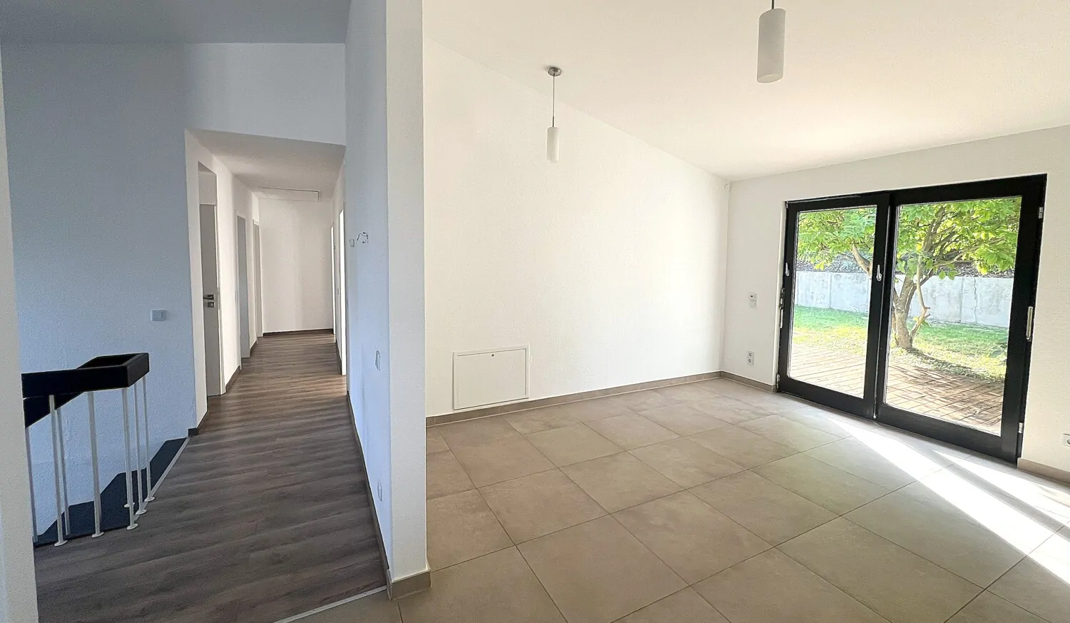 Blick zum Wohnbereich und zum Flur im Obergeschoss