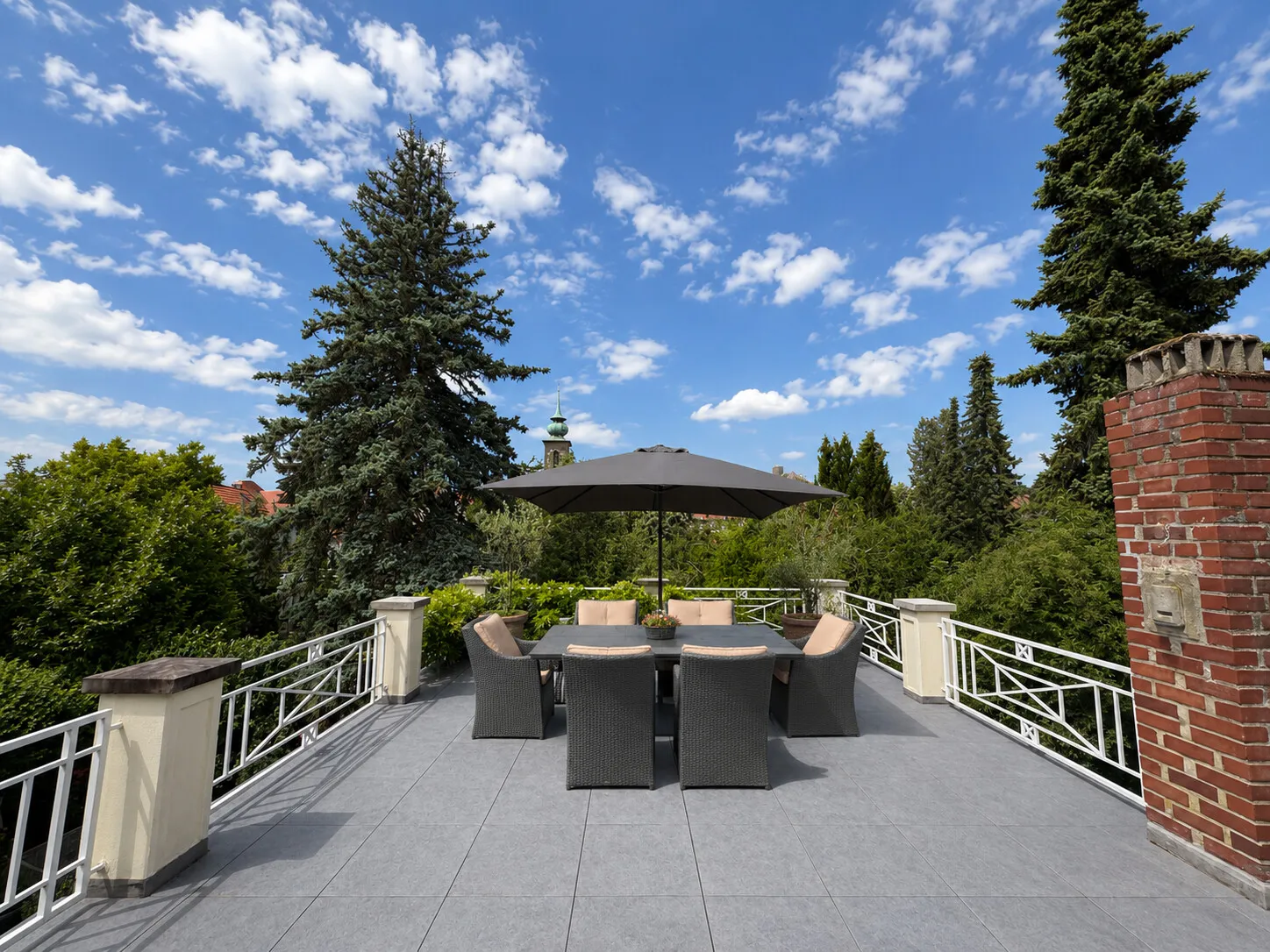 Traumhafte Terrasse mit Blick zur Starkenburg...