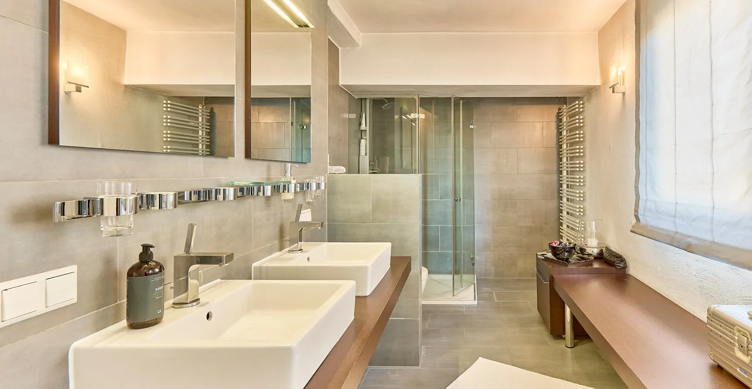 Exklusives Badezimmer mit Dusche und...