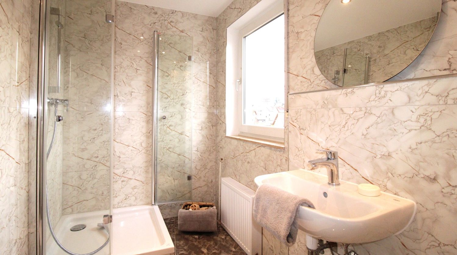 Helles Badezimmer