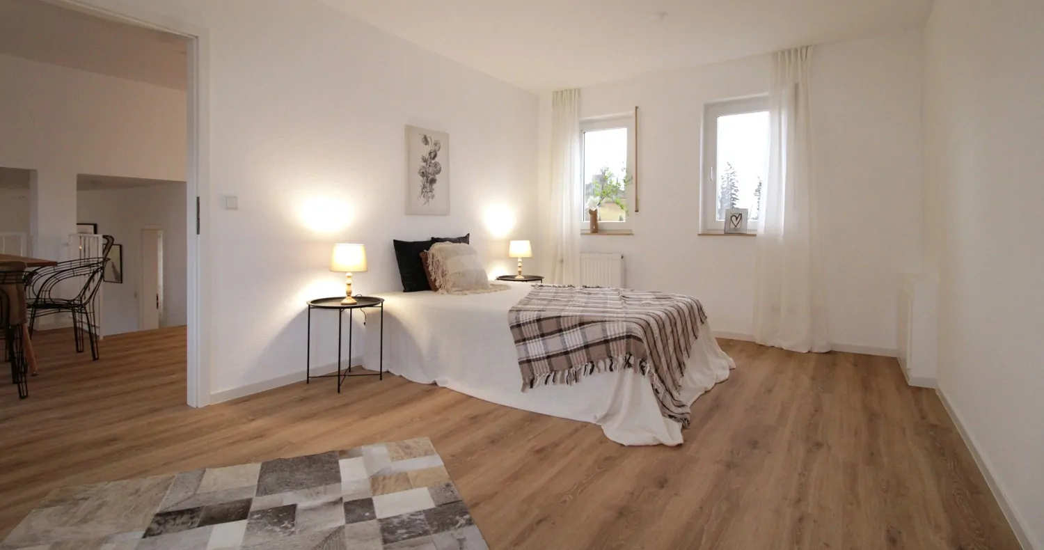 geräumiges Schlafzimmer