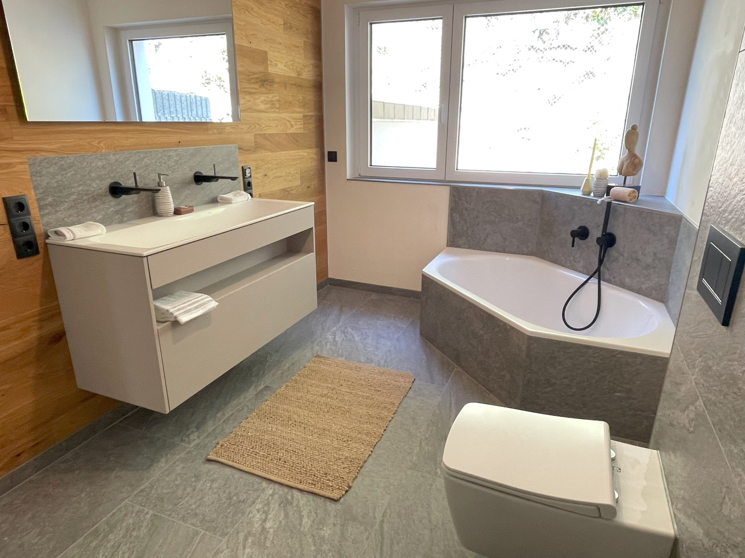 Bad mit Wanne und Dusche in modernem Design