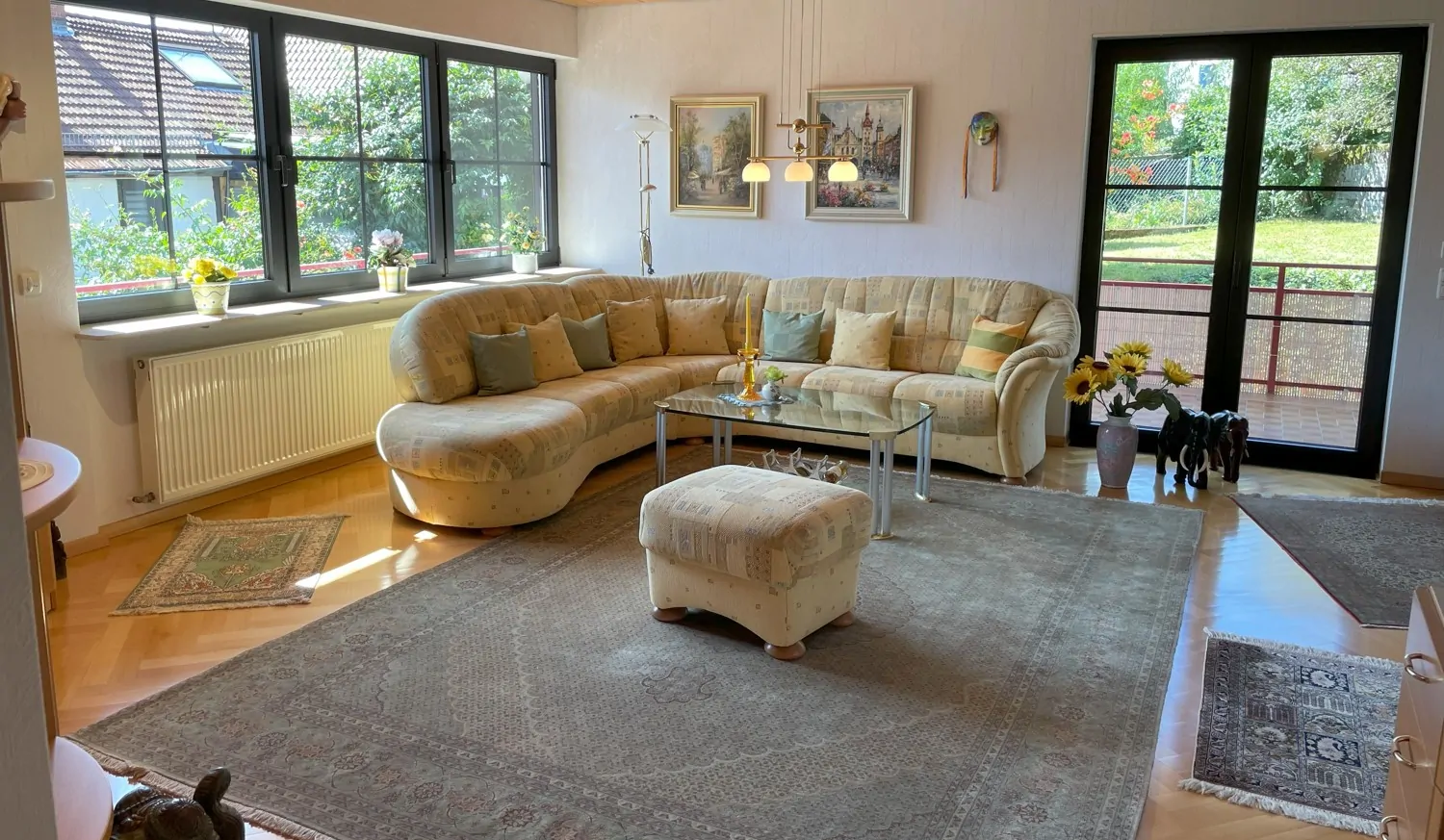 Wohnzimmer mit Zugang zur Balkonterrasse