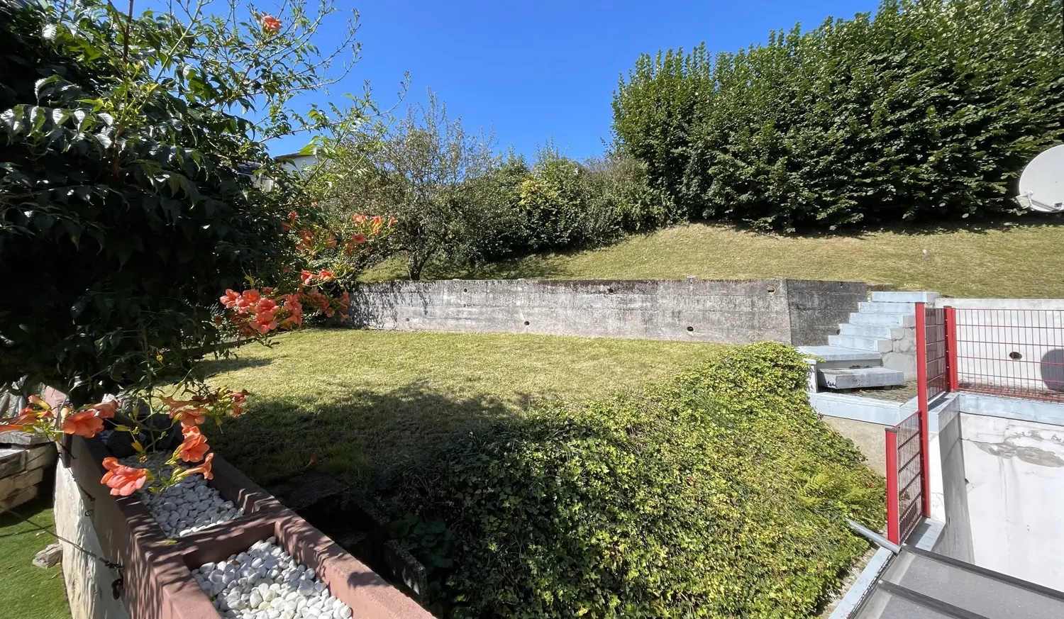 Seitlicher Rasen auf terrassierter Fläche