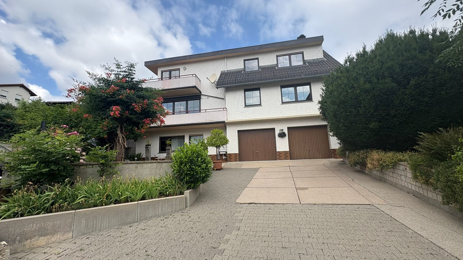 Hausansicht und Hof