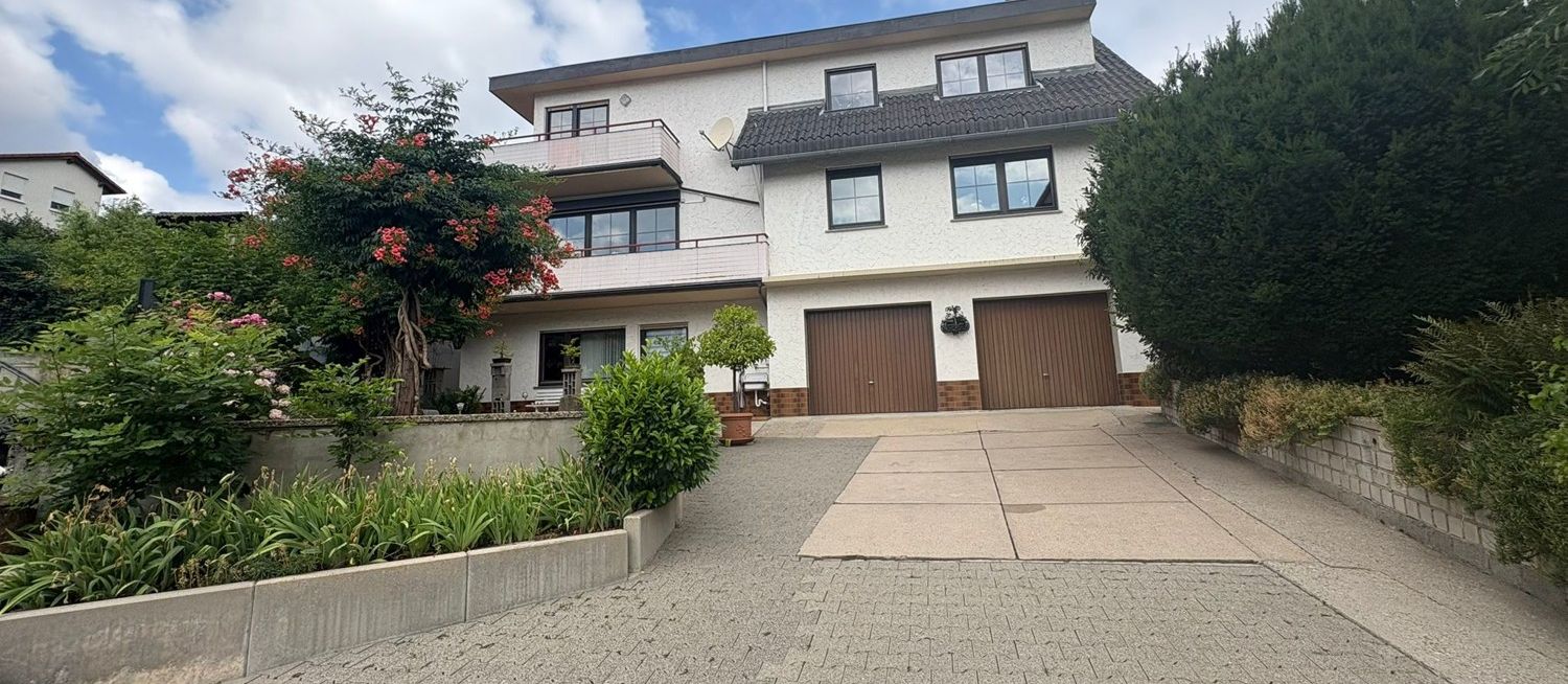 Hausansicht und Hof