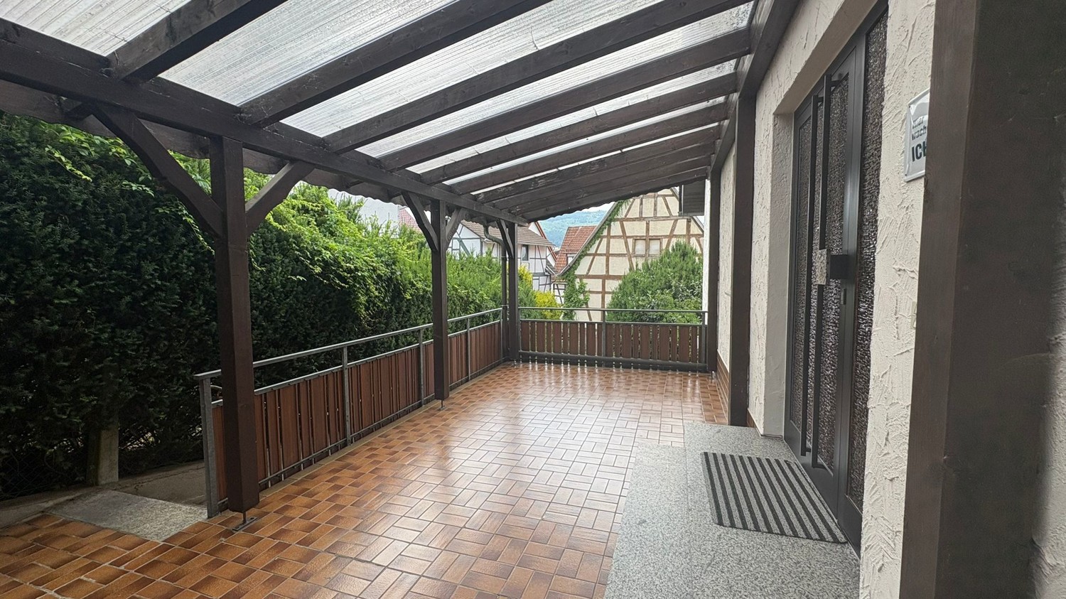 Terrasse und Hauseingang