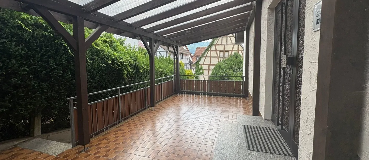 Terrasse und Hauseingang