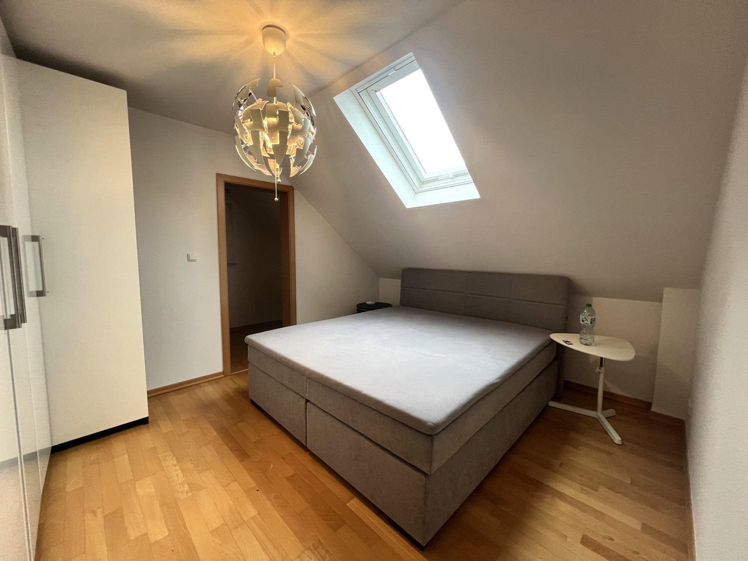 Gemütliches Schlafzimmer mit Ankleide