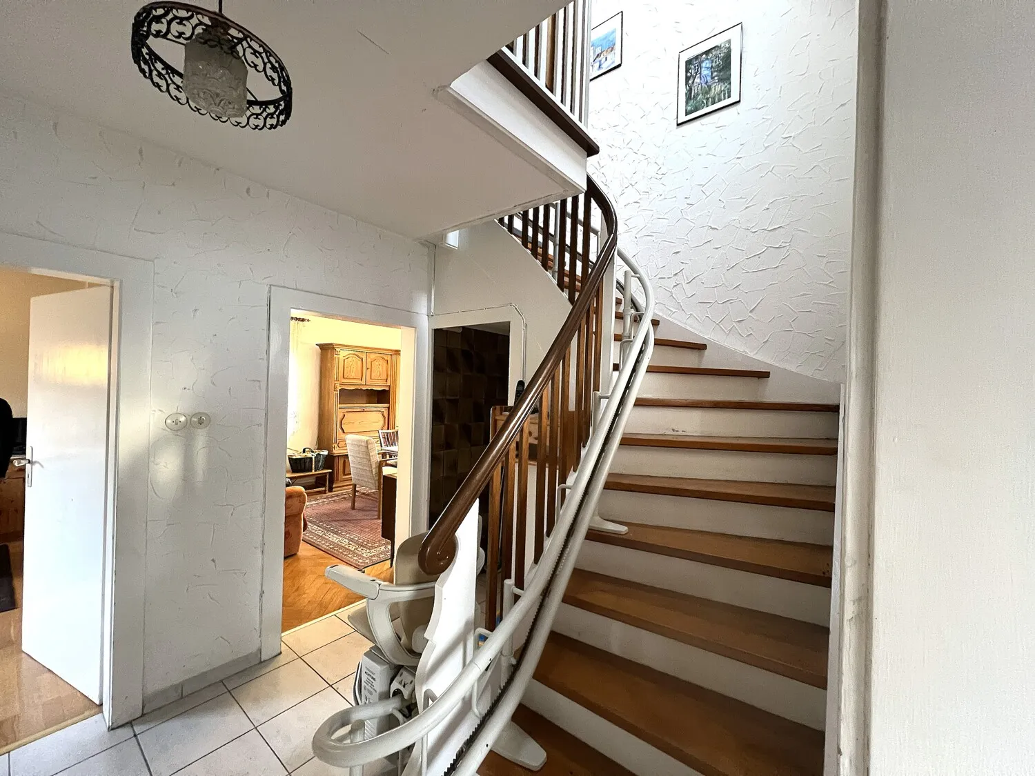 Charmantes Treppenhaus mit Original Holztreppe