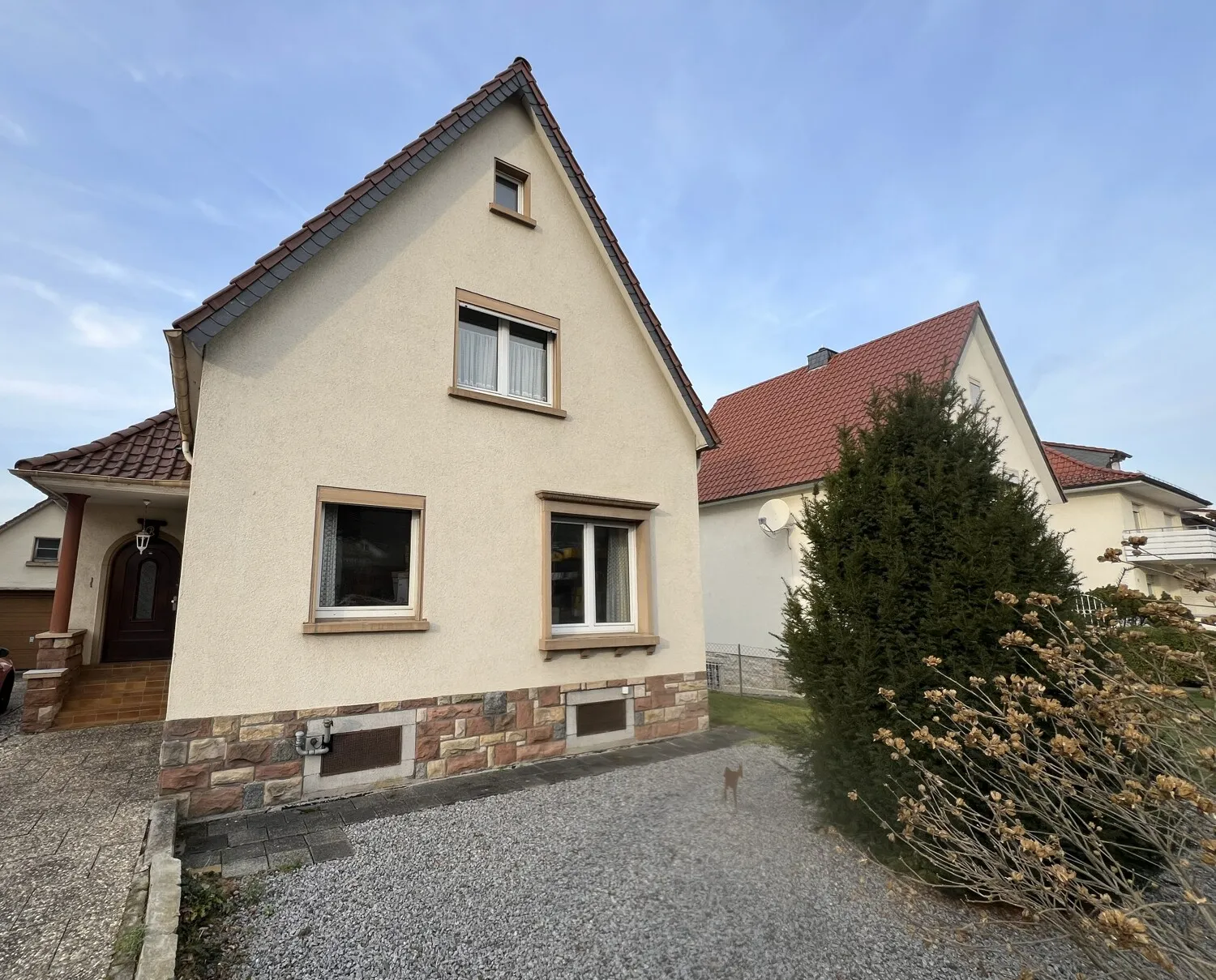 Vorderansicht mit Blick zur Garage