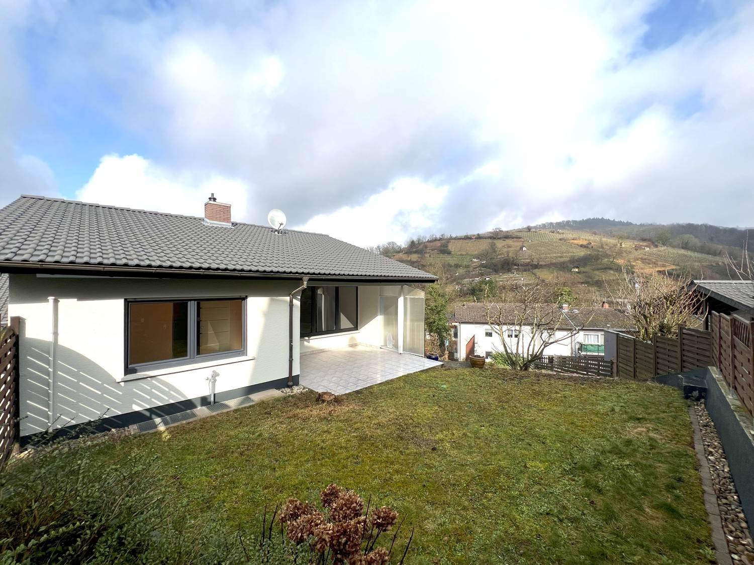 Blick zum Garten und zur überdachten Terrasse