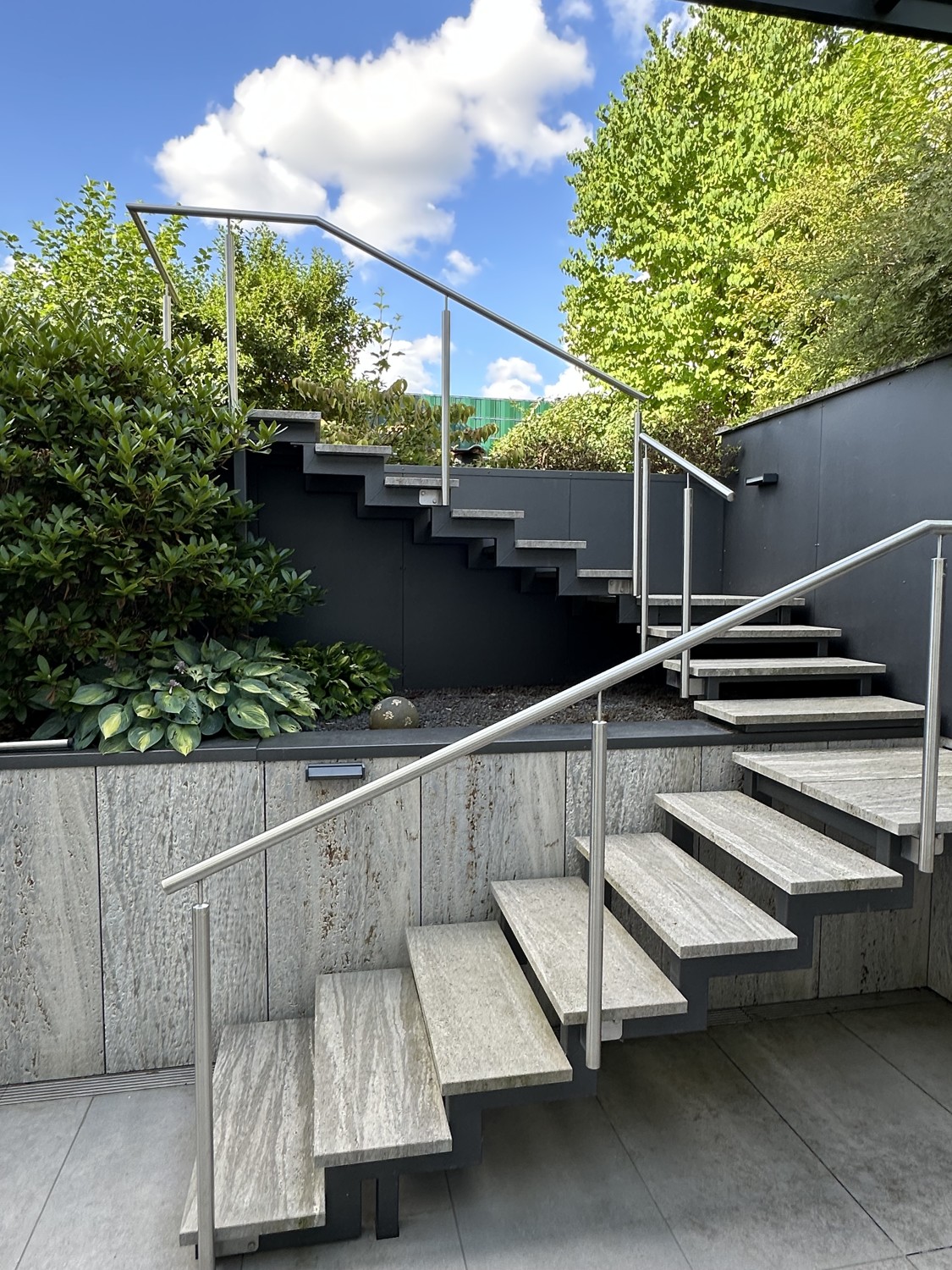 Moderne Außentreppe zum Garten