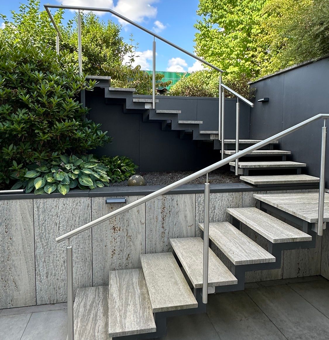 Moderne Außentreppe zum Garten