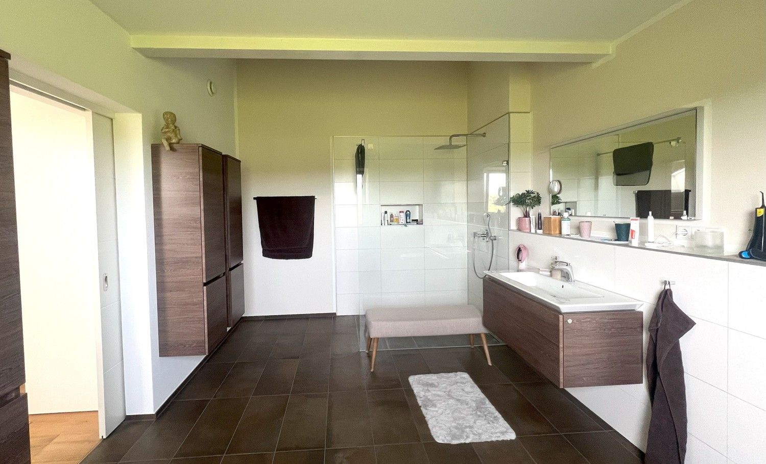 Hochwertiges Elternbad mit bodengleicher Dusche