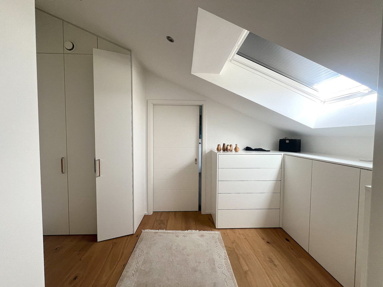 Maßangefertigte Ankleide mit Zugang zum Bad en Suite und zum Elternschlafzimmer