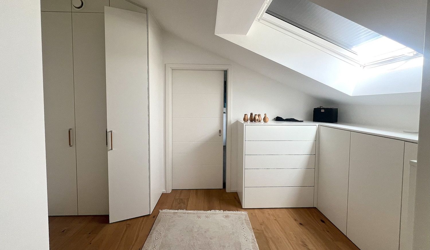 Maßangefertigte Ankleide mit Zugang zum Bad en Suite und zum Elternschlafzimmer