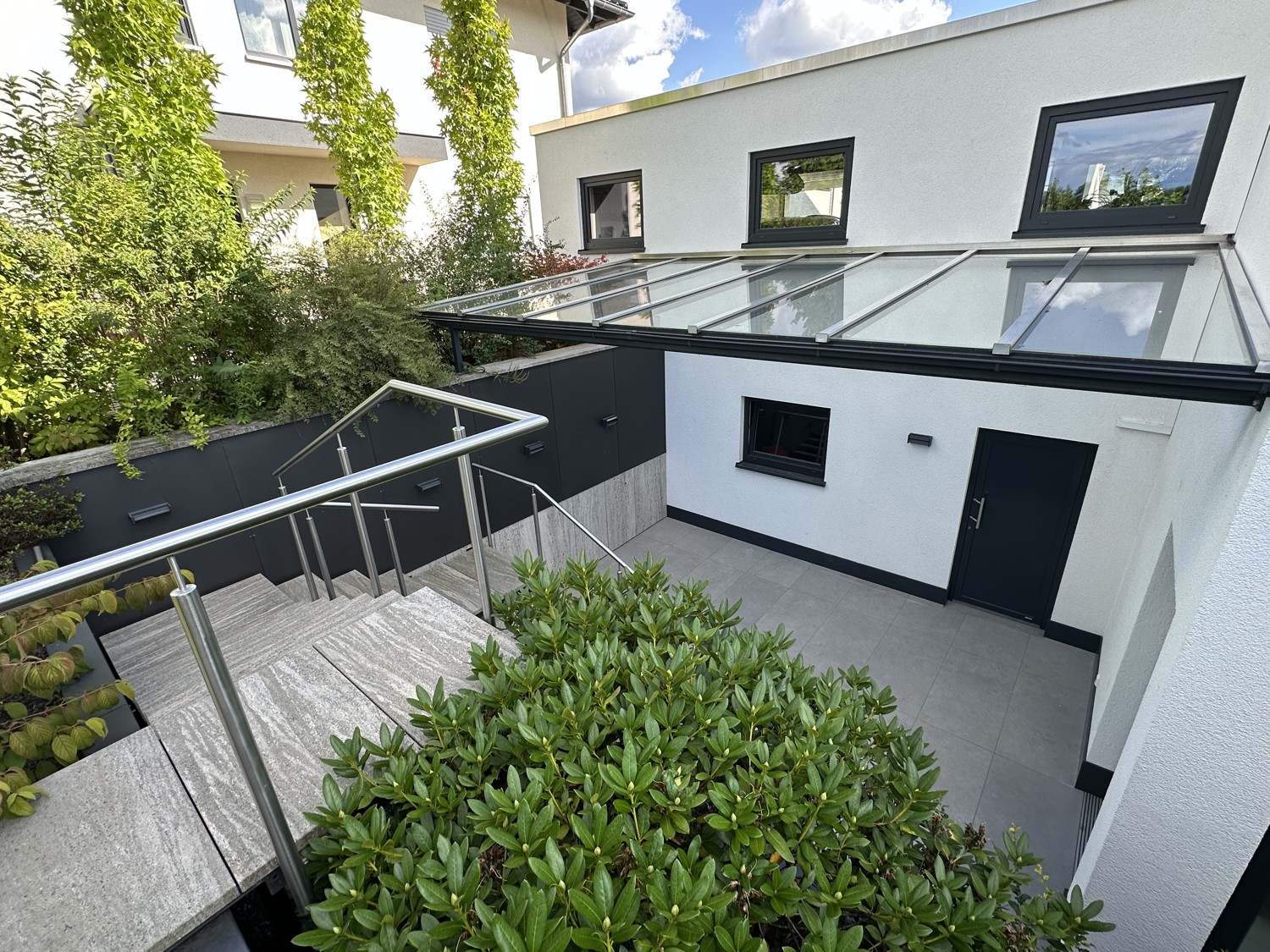 Blick zum Tiefhof mit Zugang zur Werkstatt und ins Haus