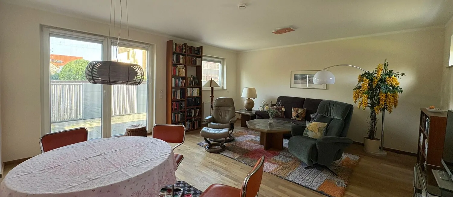 Helles Wohn- und Esszimmer 2