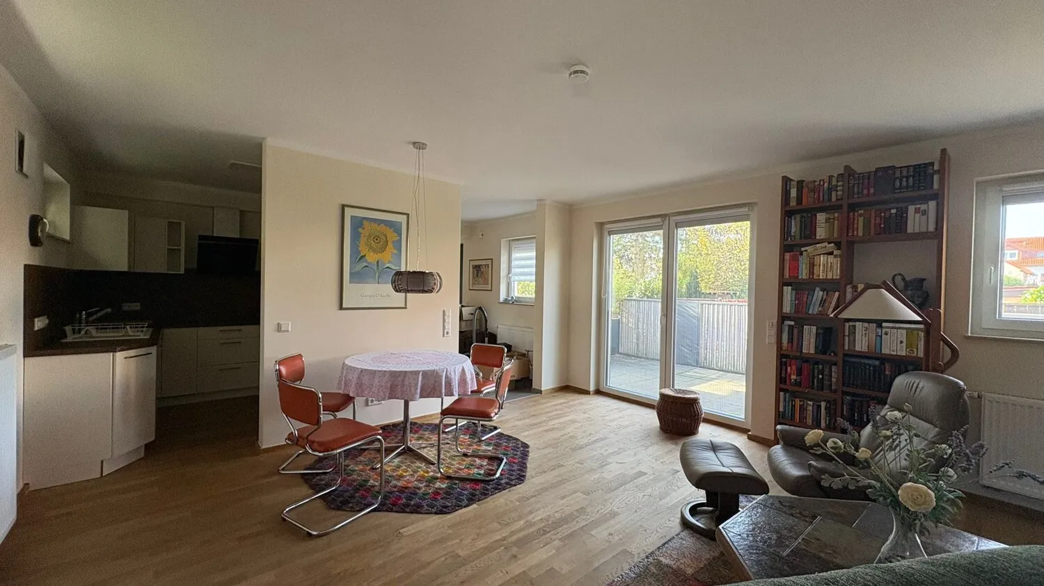 Helles Wohn- und Esszimmer