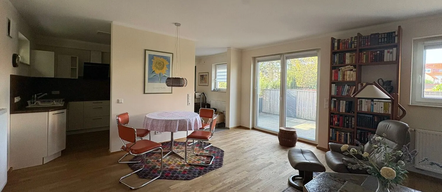 Helles Wohn- und Esszimmer