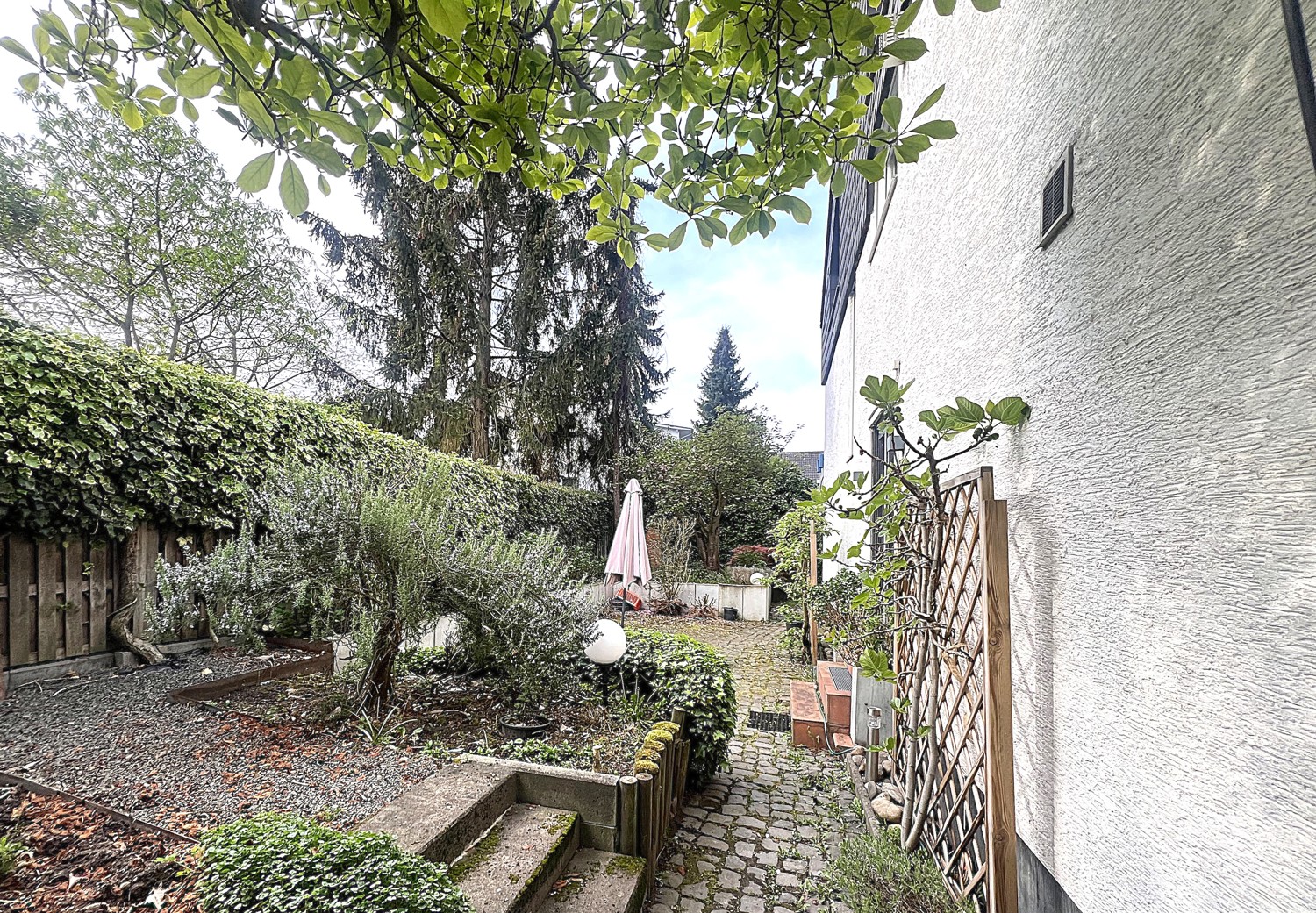 Verschiedene Bereiche im Garten sorgen für viele Nutzungsmöglichkeiten