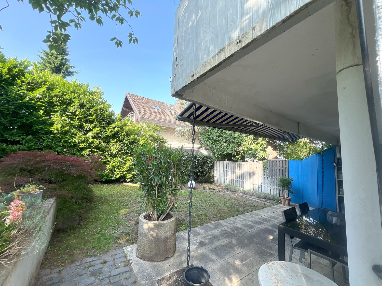 Blick zum Garten mit überdacter Terrasse