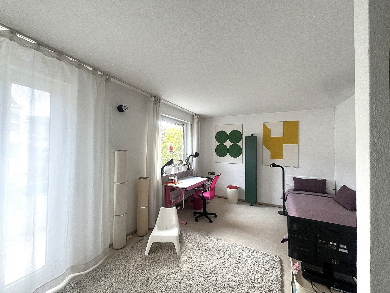 Kinderzimmer mit Balkon im Obergeschoss