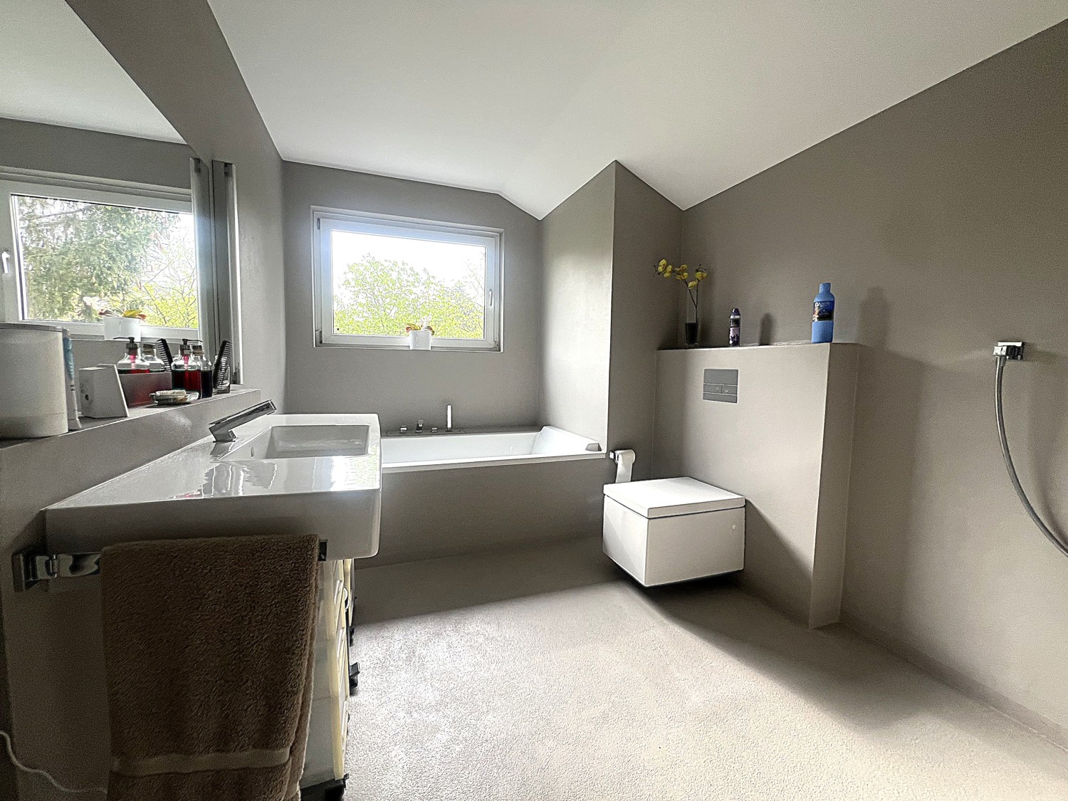 Traumhaftes und modernes Badezimmer mit Wanne und Dusche