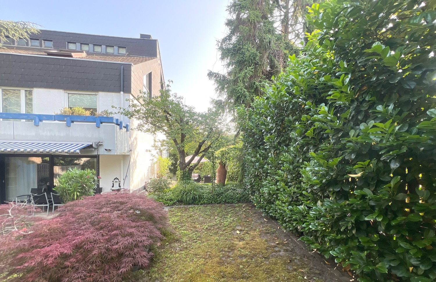 Seitliche Ansicht zum Haus und Garten
